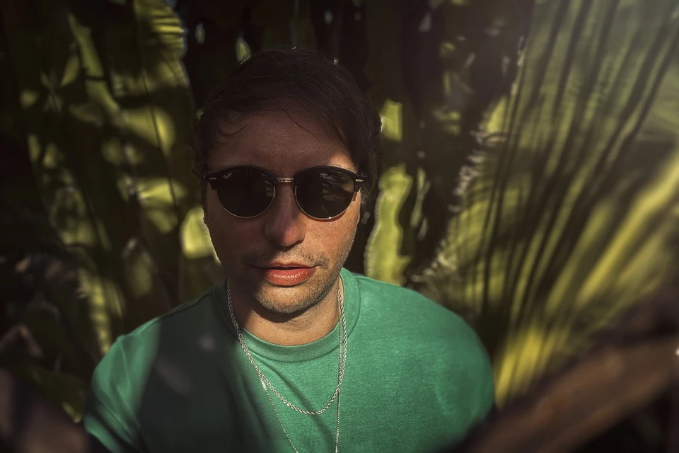 Marcus Barthel mit Sonnenbrille und grünem T-Shirt